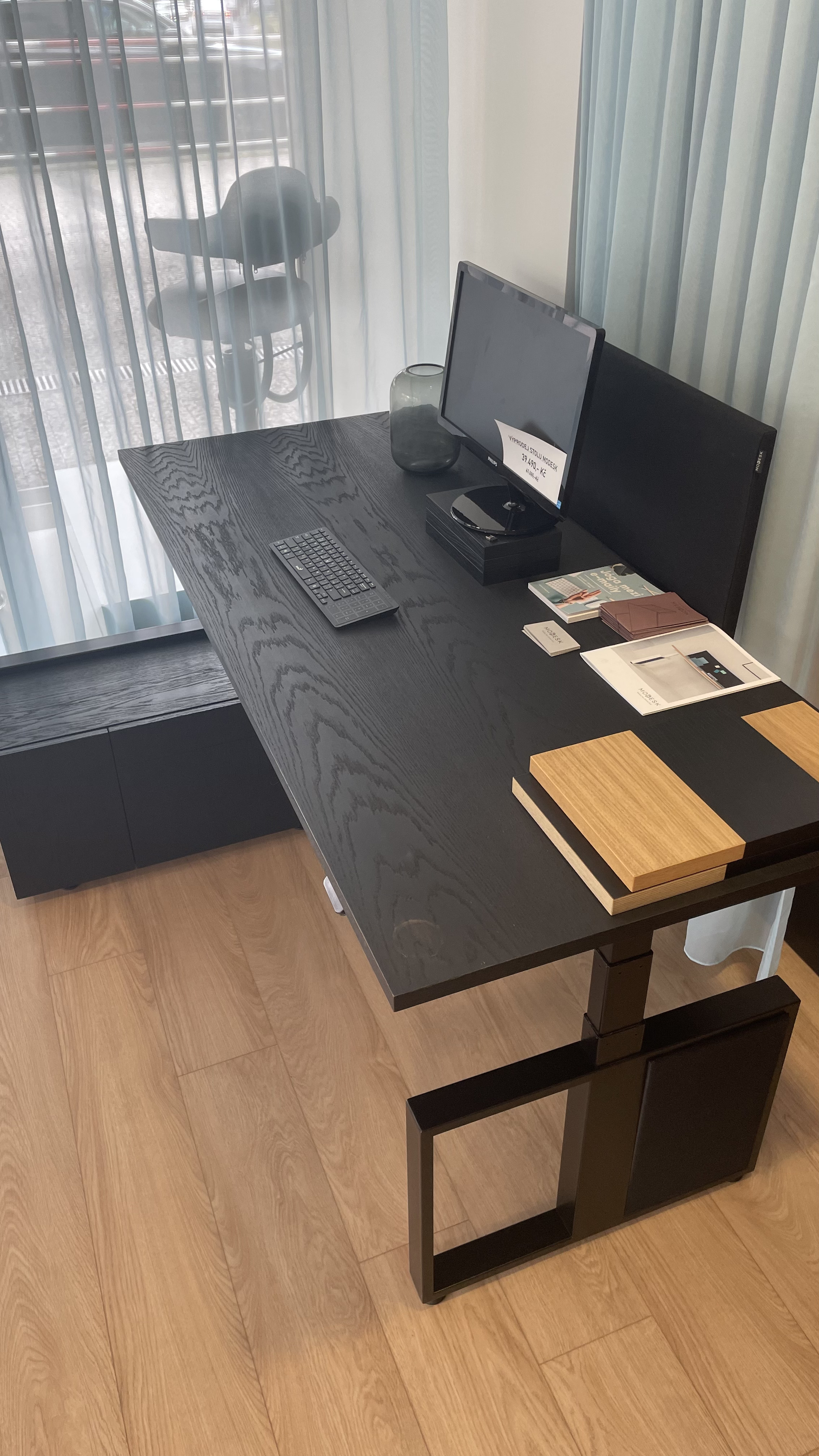 Výprodej stolu MODESK Elements